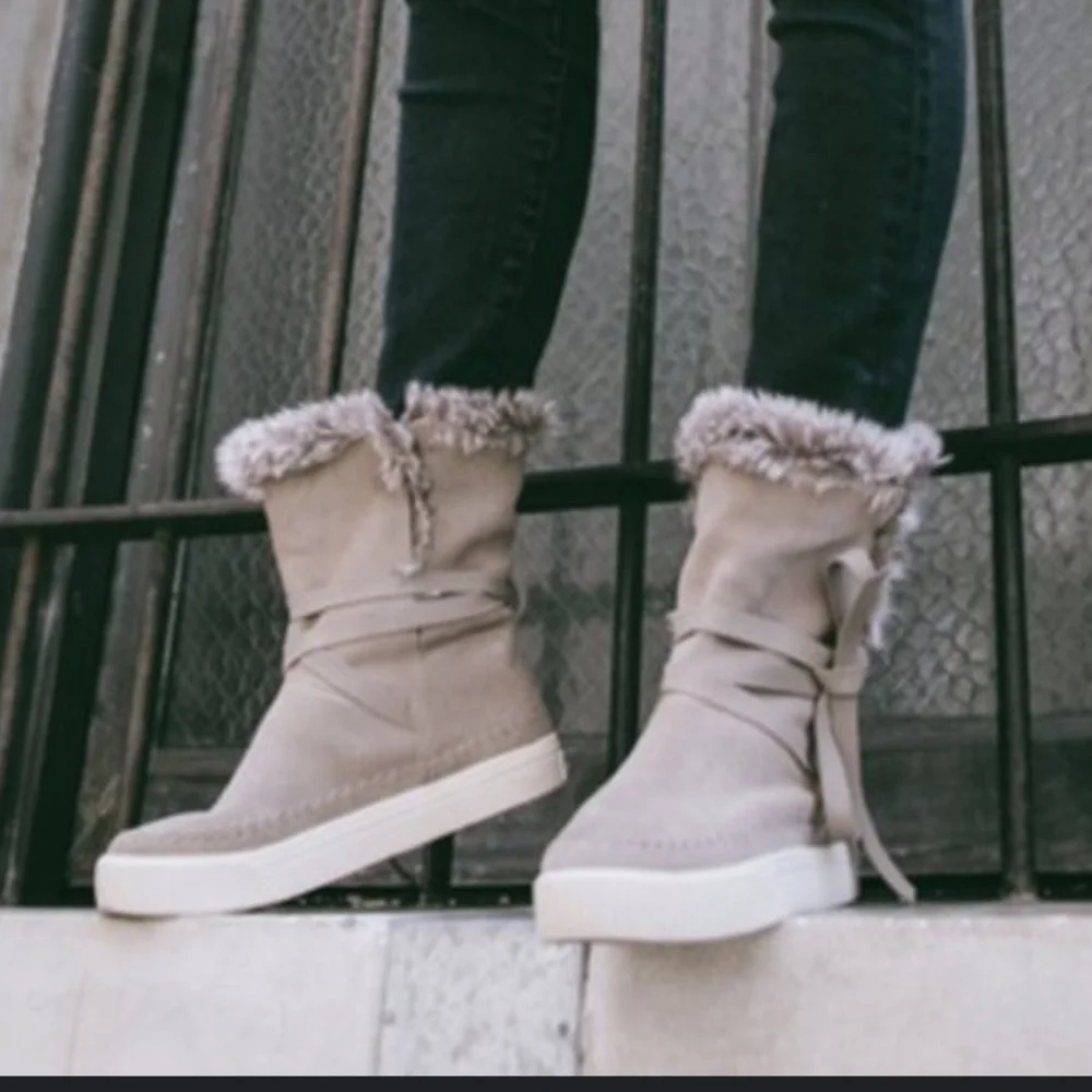 TOMS Vista Desert Taupe Suede Boots with Faux Fur and Ties 8